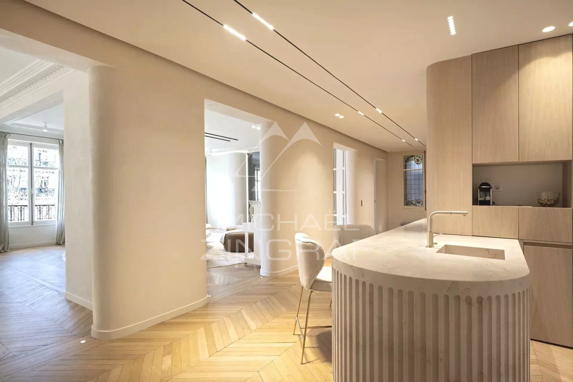 Reception apartment Avenue Rapp Interior of a modern apartment with open kitchen and parquet flooring, Paris 7th arrondissement.