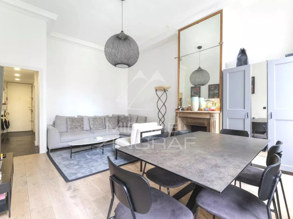 Appartement rénové de 50m2 à Paris, salon lumineux avec hauteur sous plafond, rue des Saints-Pères.