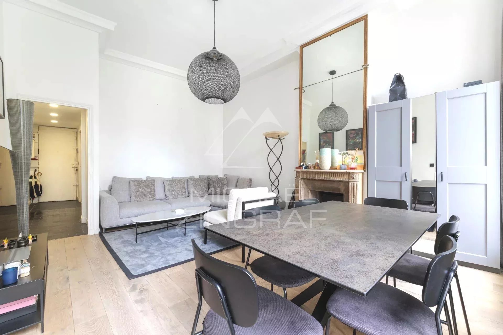 Appartement à vendre à Saint Germain des Près Appartement rénové de 50m2 à Paris, salon lumineux avec hauteur sous plafond, rue des Saints-Pères.