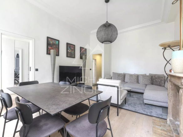 Appartement rénové de deux pièces avec salon et salle à manger à Paris 7ème, rue des Saints-Pères.