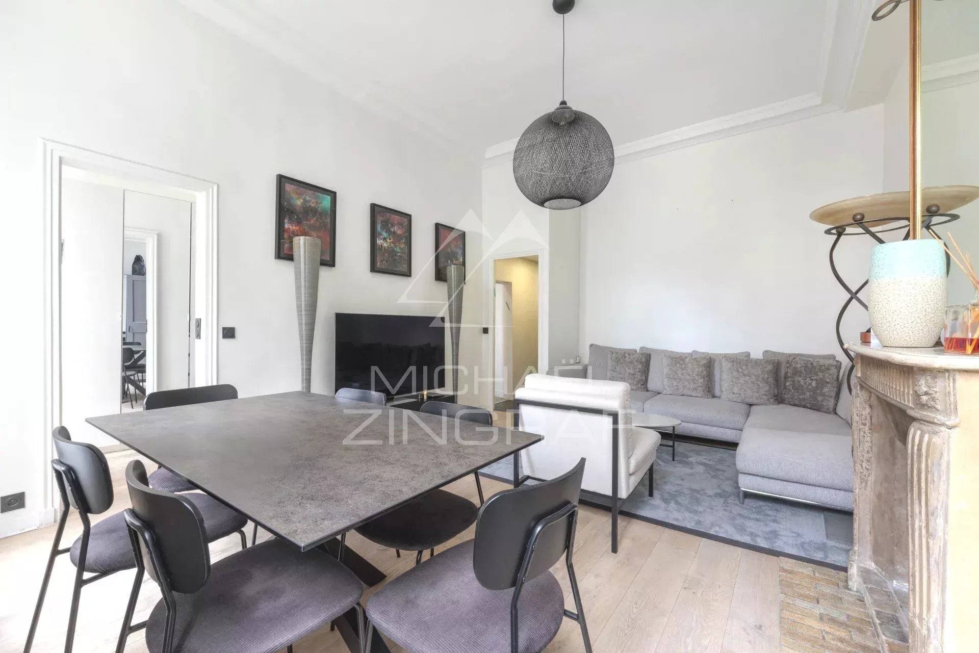 Appartement à vendre à Saint Germain des Près Appartement rénové de deux pièces avec salon et salle à manger à Paris 7ème, rue des Saints-Pères.