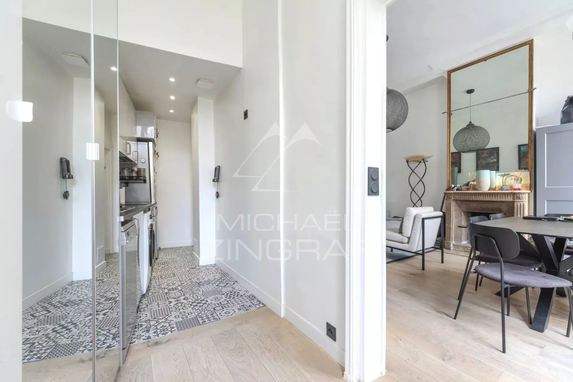 Appartement rénové à Saint Germain des Près Intérieur d'un appartement rénové à Paris, montrant une cuisine et un salon lumineux.