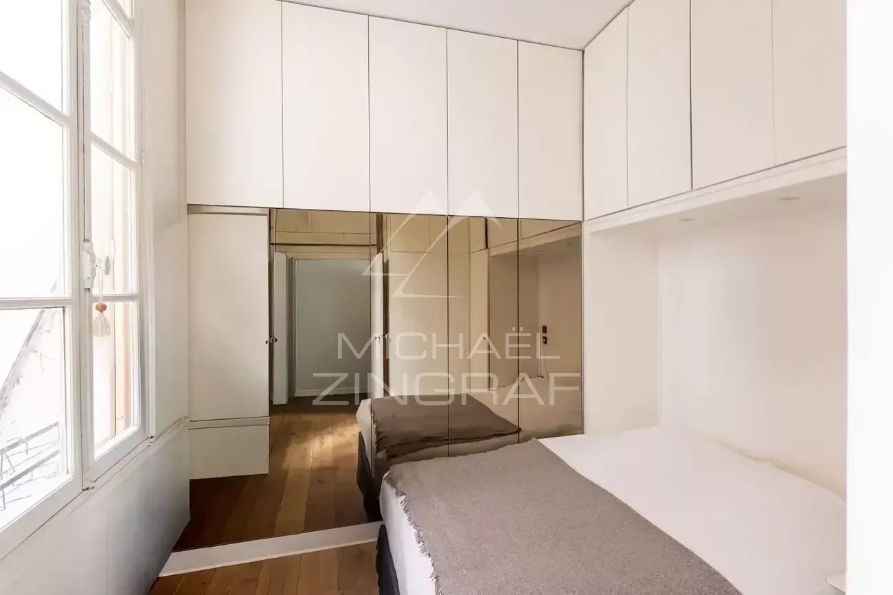 Chambre rénovée à vendre à Paris 7ème Chambre d'un appartement rénové avec lit et placards intégrés, Paris 7ème.