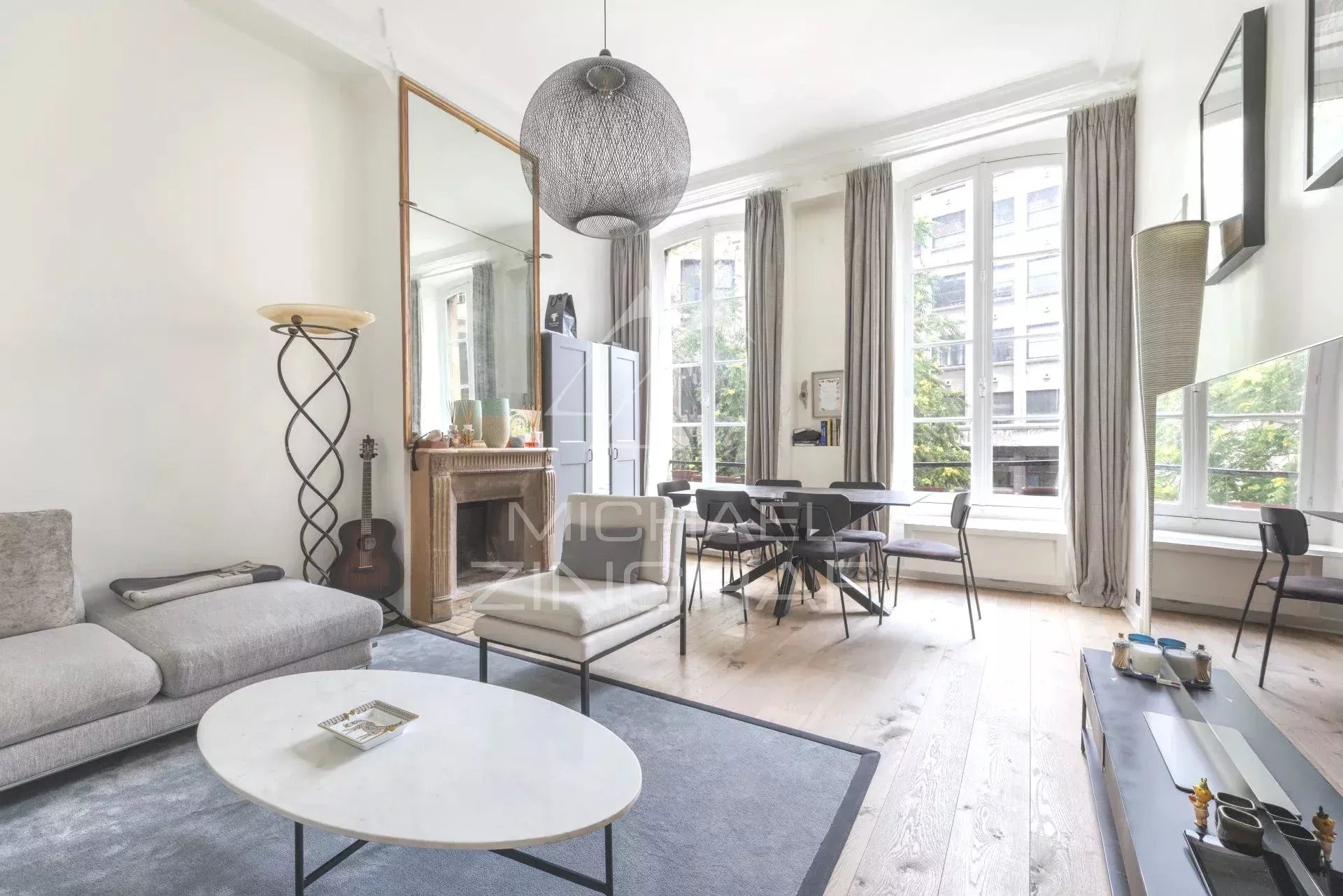 Appartement à vendre à Saint Germain des Près Appartement rénové de 50m2 avec salon lumineux et cuisine, situé à Saint Germain des Près, Paris 7ème.