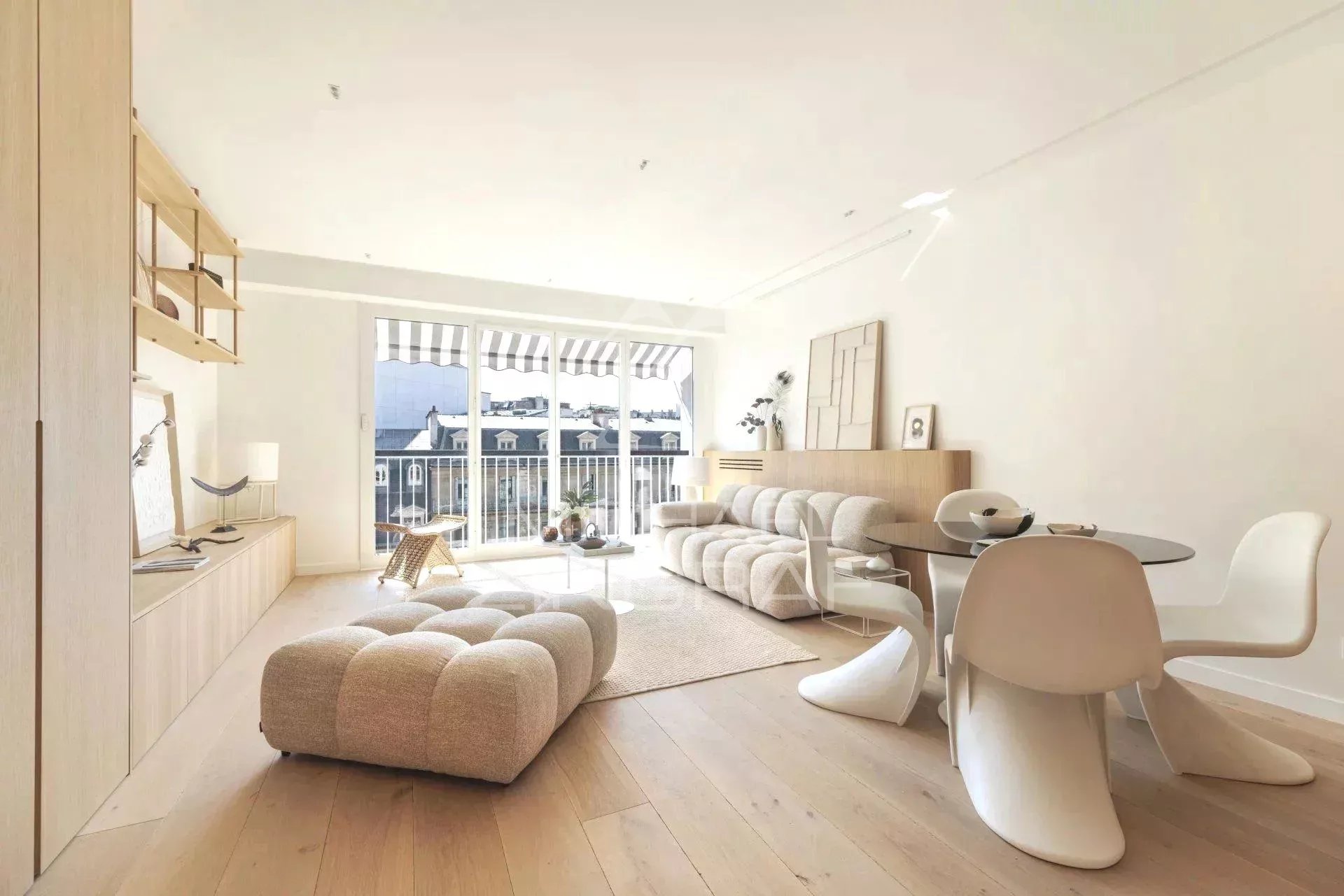 Intérieur d'un appartement moderne et lumineux avec mobilier contemporain à Paris.
