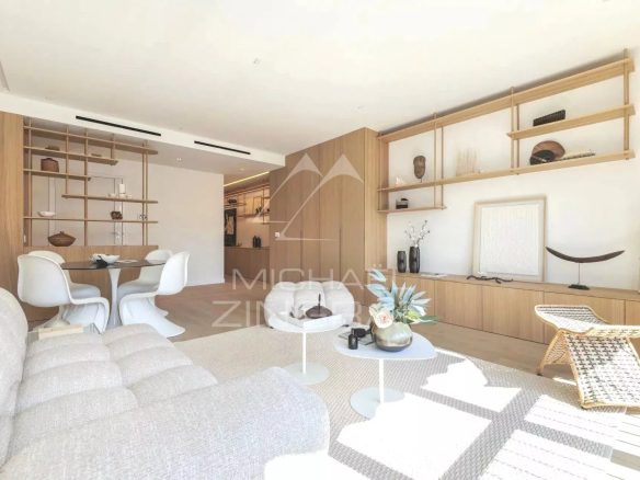 Intérieur d'un appartement rénové à Paris, avec salon lumineux et mobilier moderne.