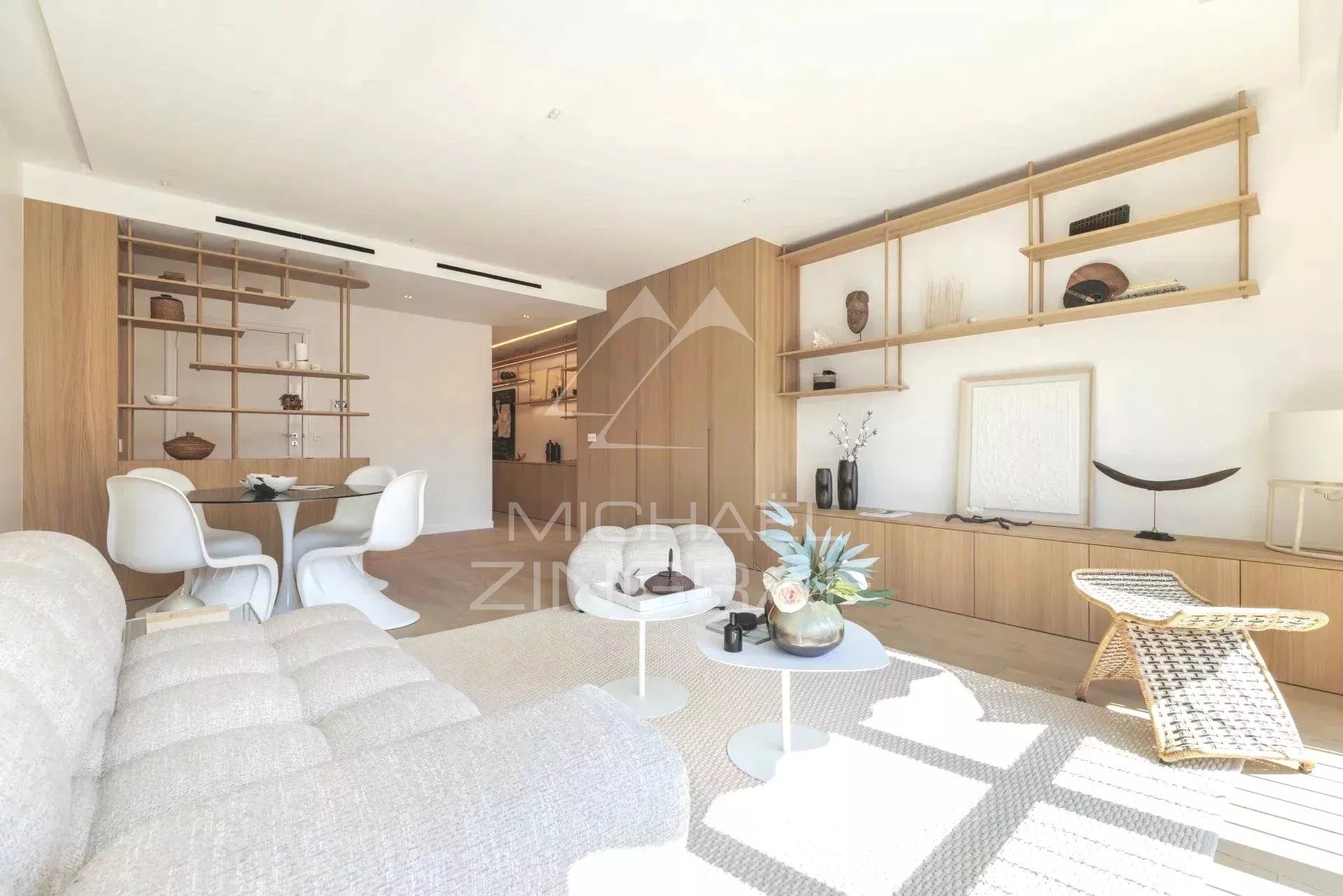 Intérieur d'un appartement rénové à Paris, avec salon lumineux et mobilier moderne.