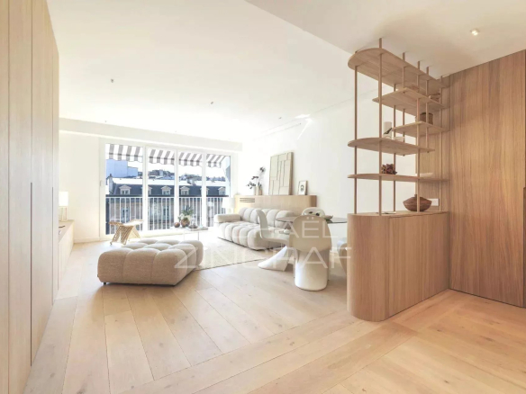 Intérieur moderne d'un appartement rénové, lumineux avec parquet et mobilier contemporain.
