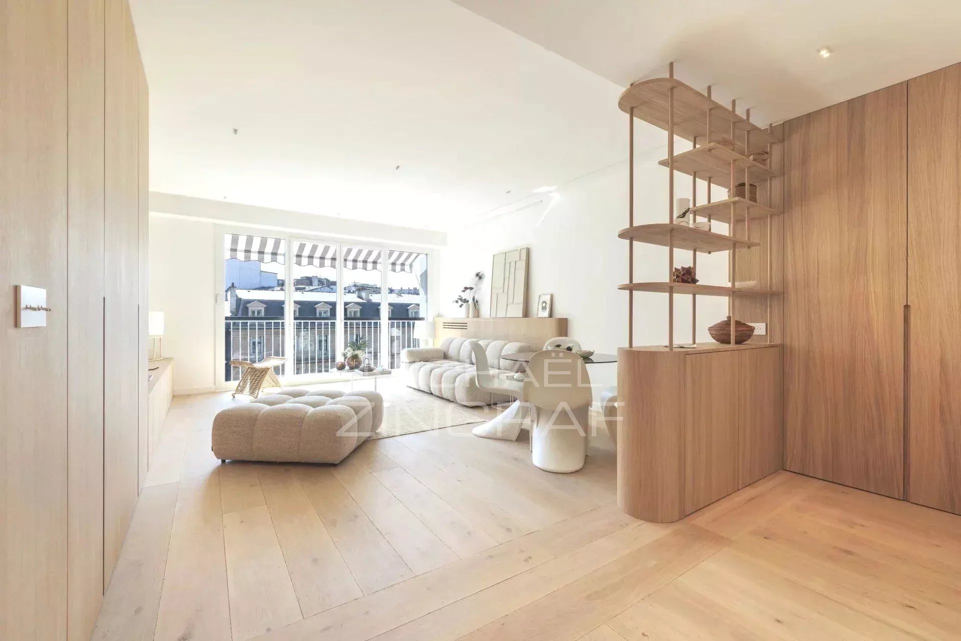 Intérieur moderne d'un appartement rénové, lumineux avec parquet et mobilier contemporain.