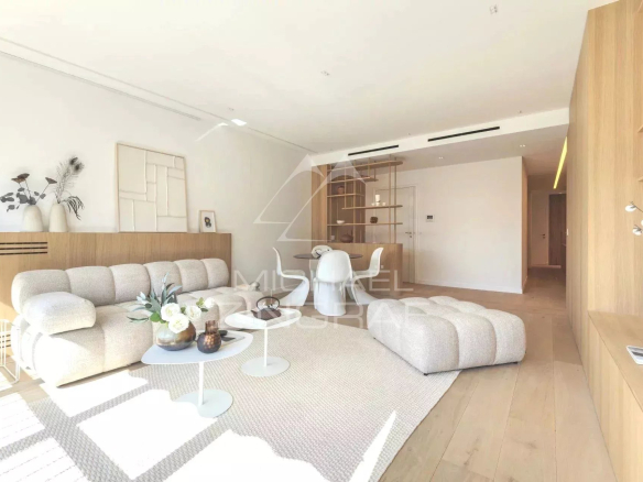 Salon moderne et lumineux avec mobilier contemporain dans un appartement rénové à Paris.