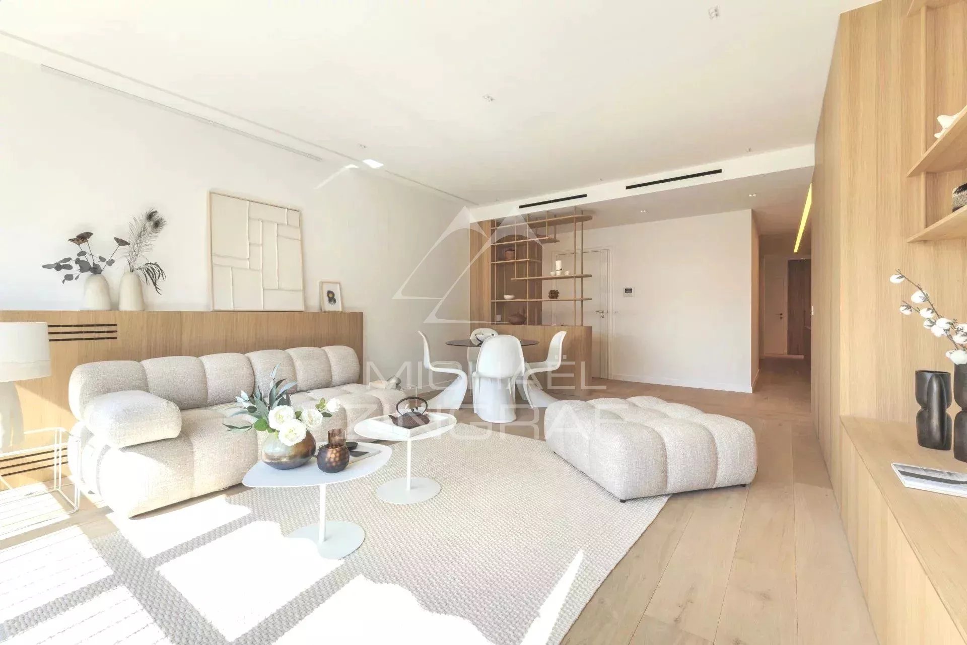 Salon moderne et lumineux avec mobilier contemporain dans un appartement rénové à Paris.
