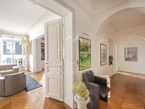 Intérieur d'un appartement de 115 m2 à Paris 7, avec un salon et une entrée lumineuse.