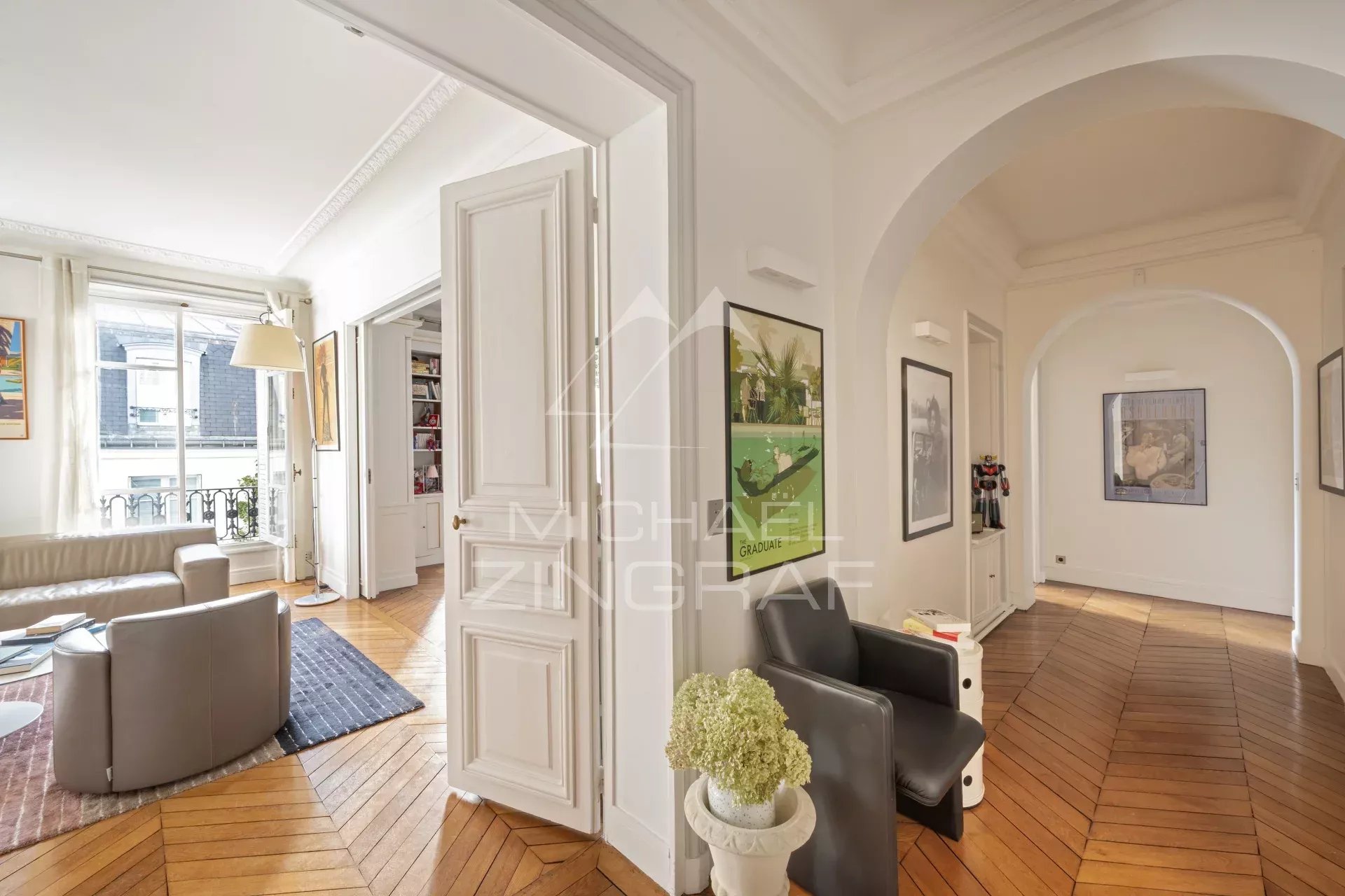 Intérieur d'un appartement de 115 m2 à Paris 7, avec un salon et une entrée lumineuse.
