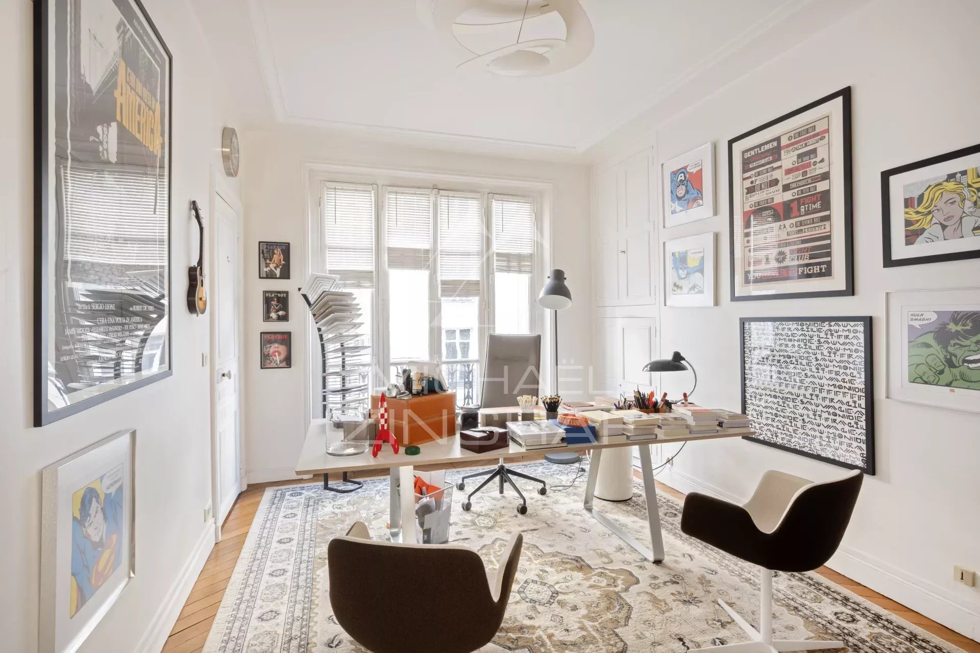 Bureau lumineux dans un appartement à Paris, avec des œuvres d'art et un mobilier moderne.
