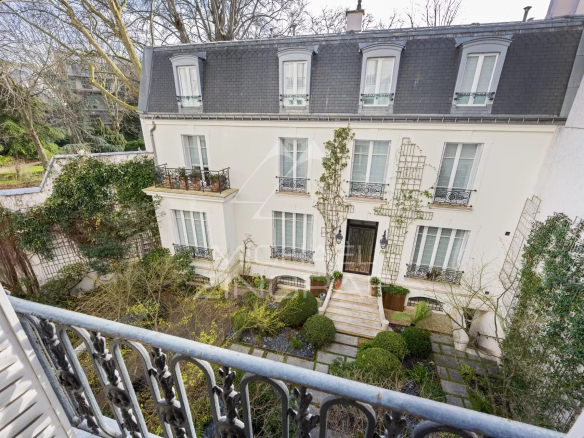 Vue de la façade d'un appartement sur jardin et cour à Paris 7ème.