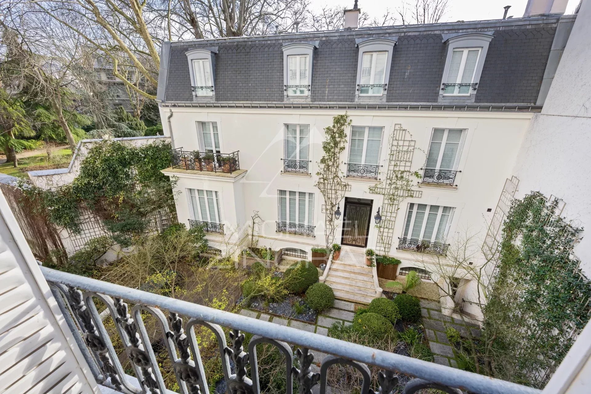 Vue de la façade d'un appartement sur jardin et cour à Paris 7ème.