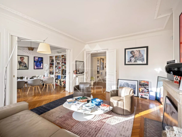 Salon lumineux avec cheminée et espace de réception dans un appartement à Paris 7ème.