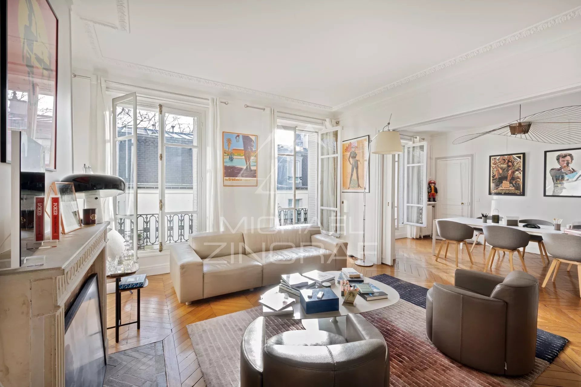 Salon lumineux d'un appartement de 115 m² avec cheminée et fenêtres sur cour à Paris 7ème.