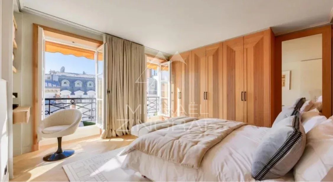 Apartment room in Paris 7th arrondissement Room in a furnished apartment in Paris 7th arrondissement with unobstructed view and wooden furniture.