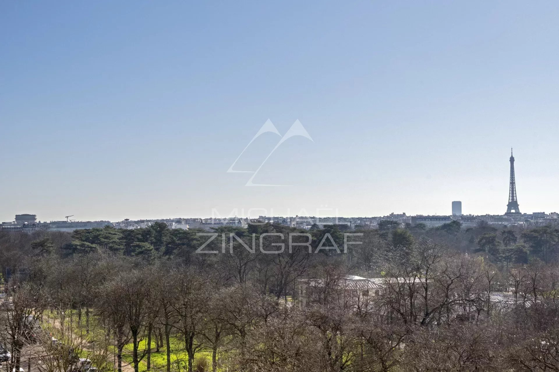 Vue panoramique depuis un appartement à Neuilly-sur-Seine, incluant la Tour Eiffel au loin.