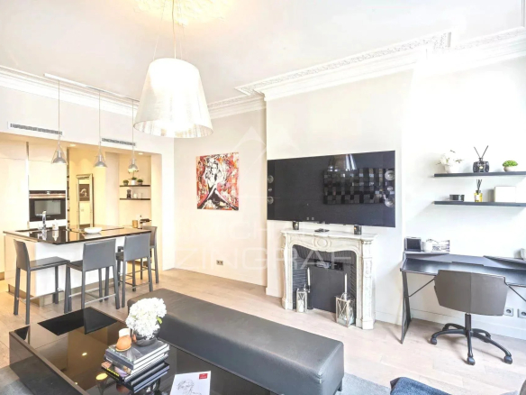Intérieur d'un appartement moderne avec salon, cuisine ouverte et bureau, Paris 1er.
