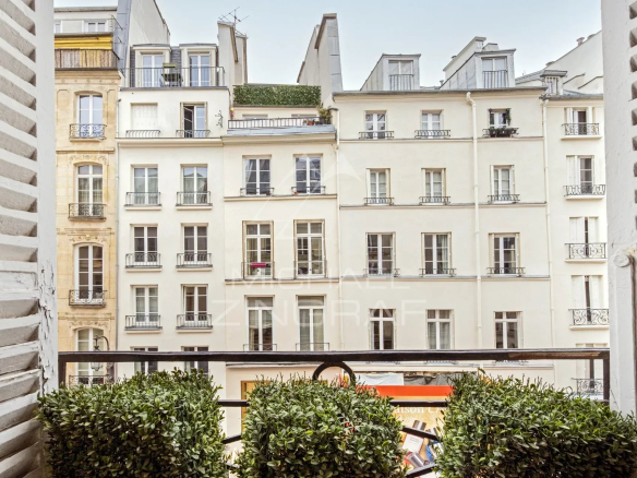 Vue depuis un balcon sur des façades d'immeubles à Paris, rue Saint Honoré.