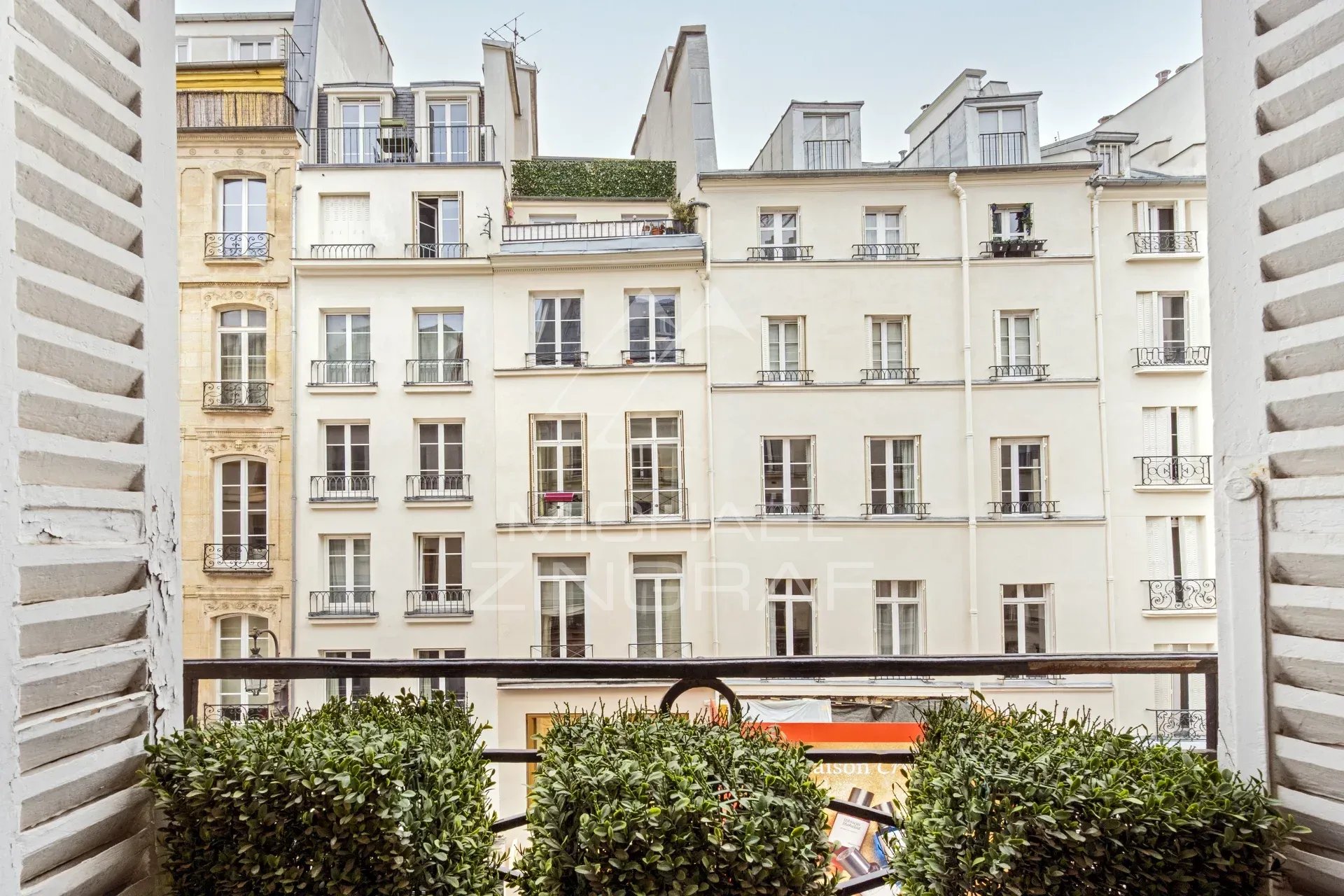 Vue depuis un balcon sur des façades d'immeubles à Paris, rue Saint Honoré.