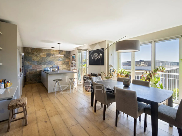 Intérieur d'un penthouse avec salon, salle à manger et cuisine ouverte à Paris 15.