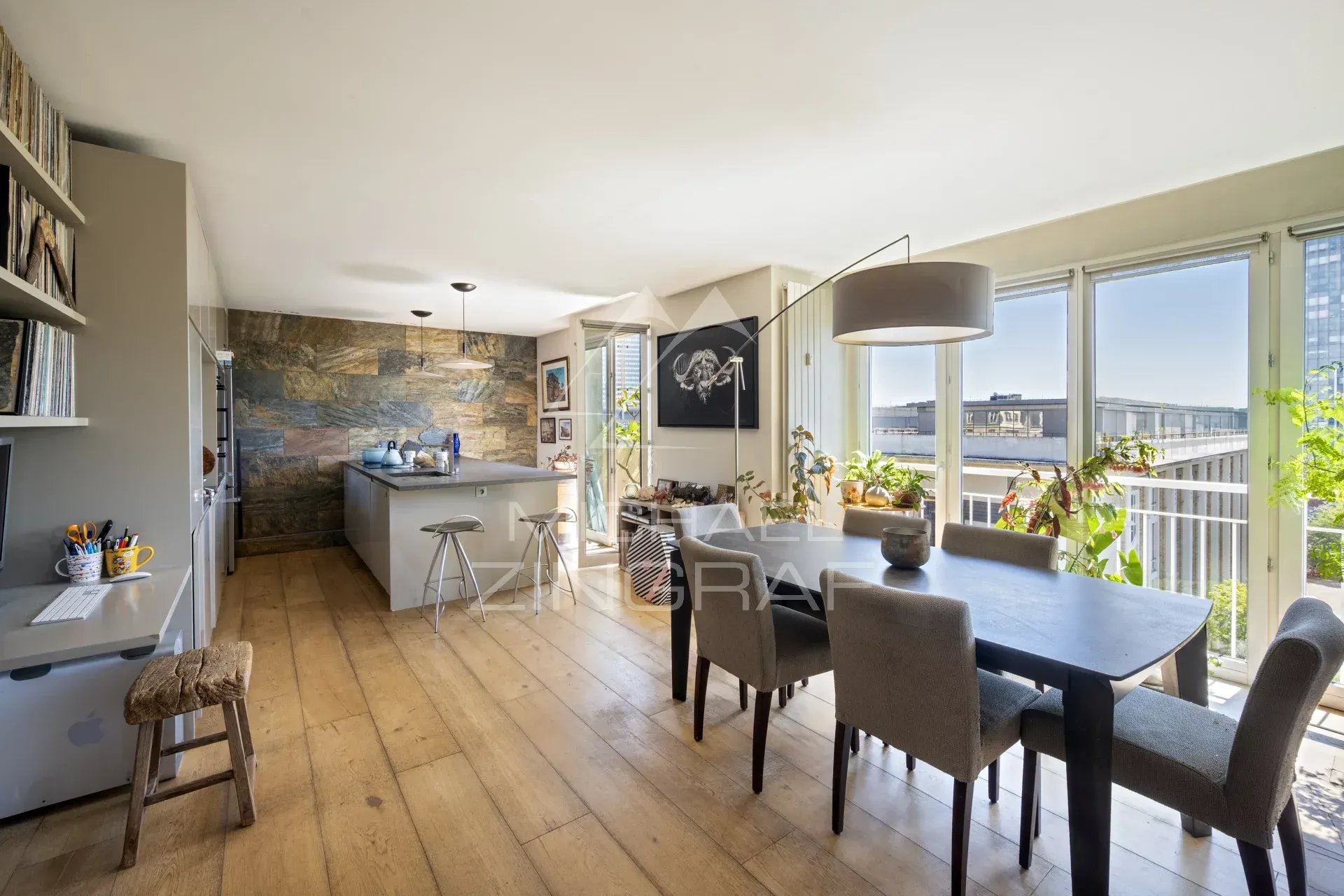 Intérieur d'un penthouse avec salon, salle à manger et cuisine ouverte à Paris 15.