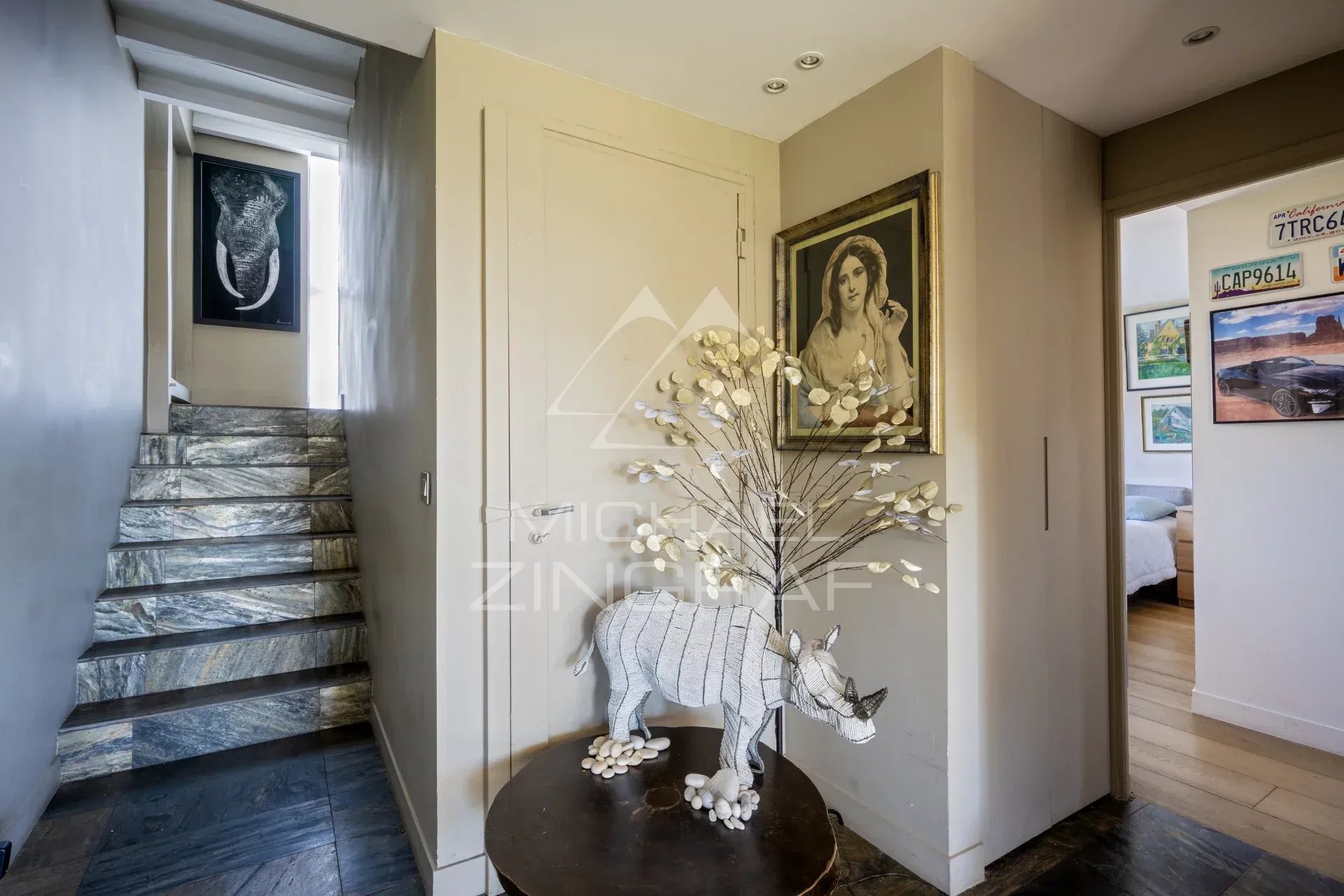 Intérieur d'un penthouse à Paris avec un escalier et une décoration artistique.