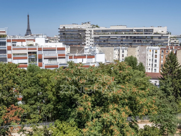 Vue d'un penthouse à Paris 15 avec un rooftop et la Tour Eiffel en arrière-plan.