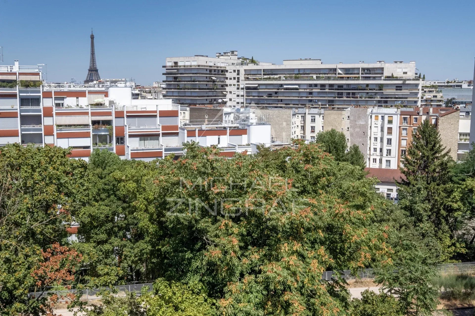 Vue d'un penthouse à Paris 15 avec un rooftop et la Tour Eiffel en arrière-plan.