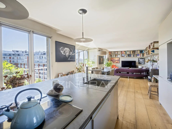 Intérieur d'un penthouse à Paris 15, avec cuisine ouverte et salon lumineux.
