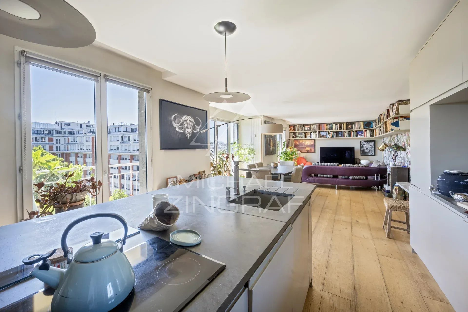 Intérieur d'un penthouse à Paris 15, avec cuisine ouverte et salon lumineux.
