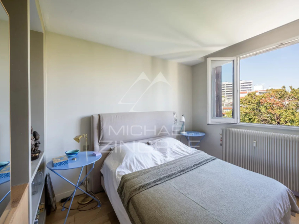 Chambre d'un penthouse à Paris 15, avec fenêtre donnant sur l'extérieur.