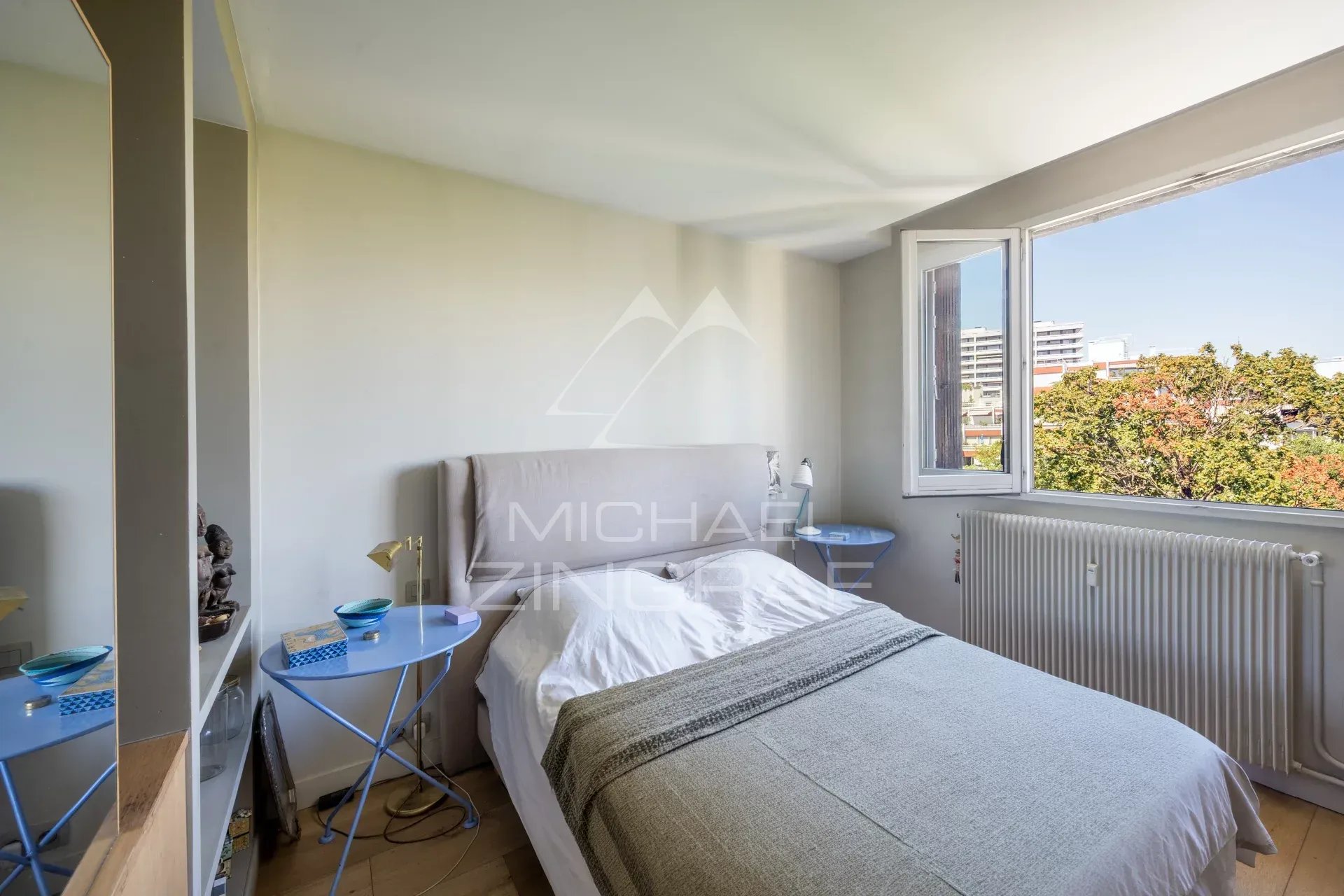 Chambre d'un penthouse à Paris 15, avec fenêtre donnant sur l'extérieur.