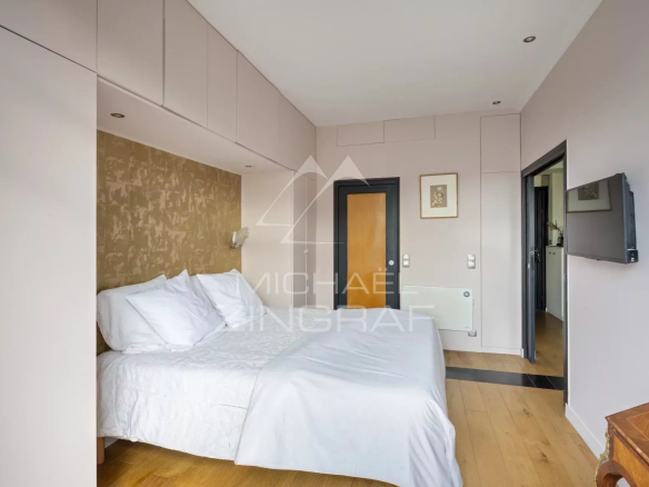Chambre d'un appartement à vendre, avec lit double et décoration moderne, Paris IX.