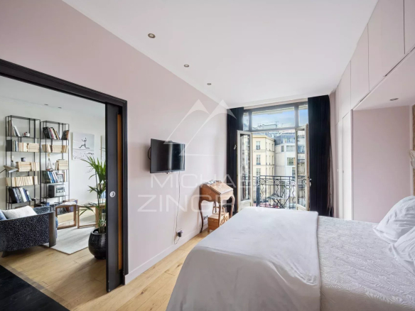 Appartement 1 chambre avec balcon et vue dégagée, lumineux, situé au 3ème étage à Paris 9ème.