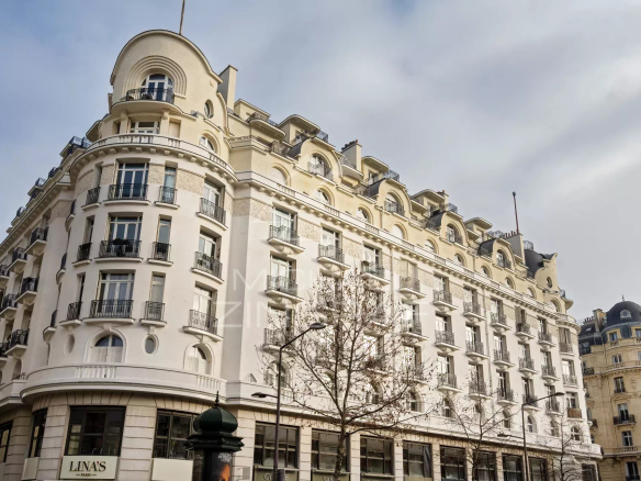 Façade d'un immeuble Art moderne à Paris, rue Chauchat, avec arbres en premier plan.