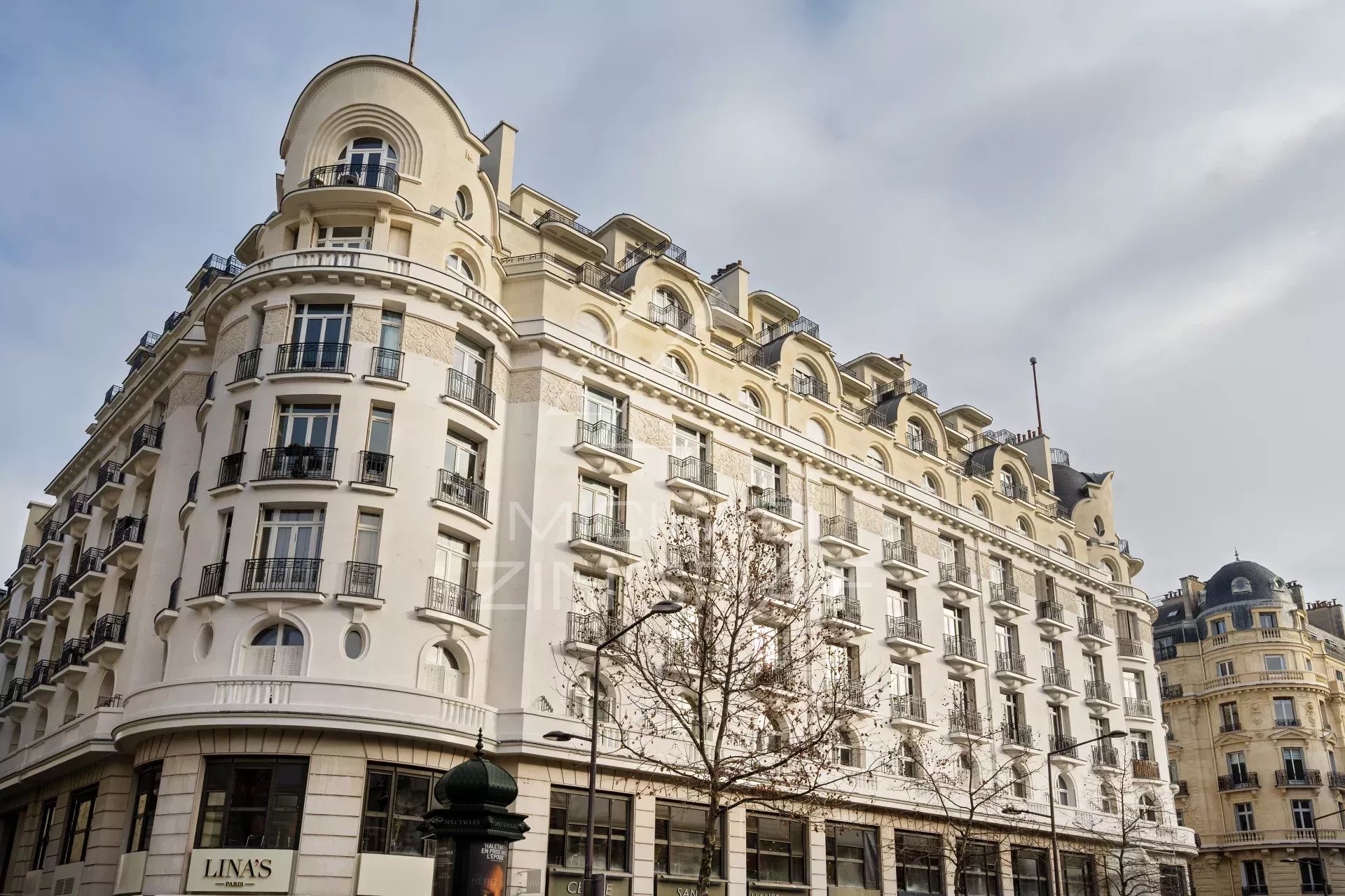 Immeuble Art moderne à Paris Façade d'un immeuble Art moderne à Paris, rue Chauchat, avec arbres en premier plan.