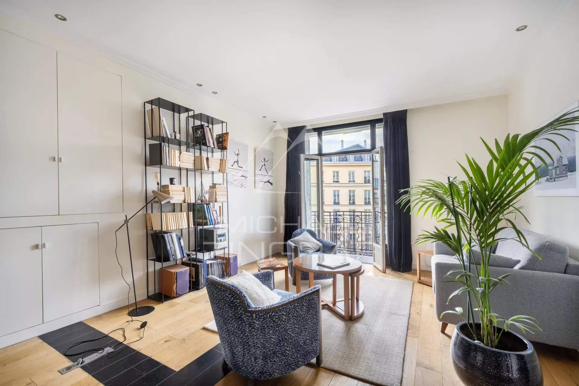 Appartement 1 chambre à Paris IX Intérieur d'un appartement à Paris avec un salon lumineux et un balcon.