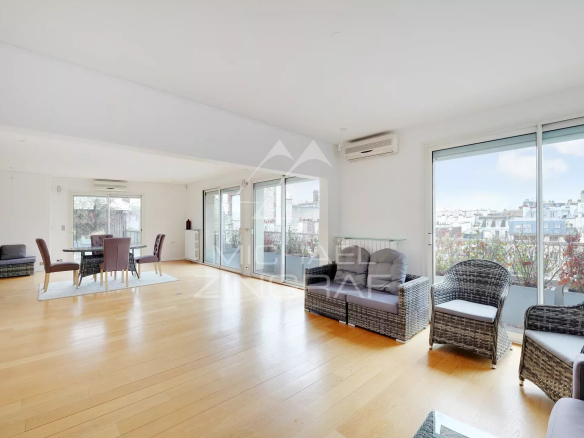 Appartement spacieux au dernier étage avec terrasse à Paris, lumineux et moderne.