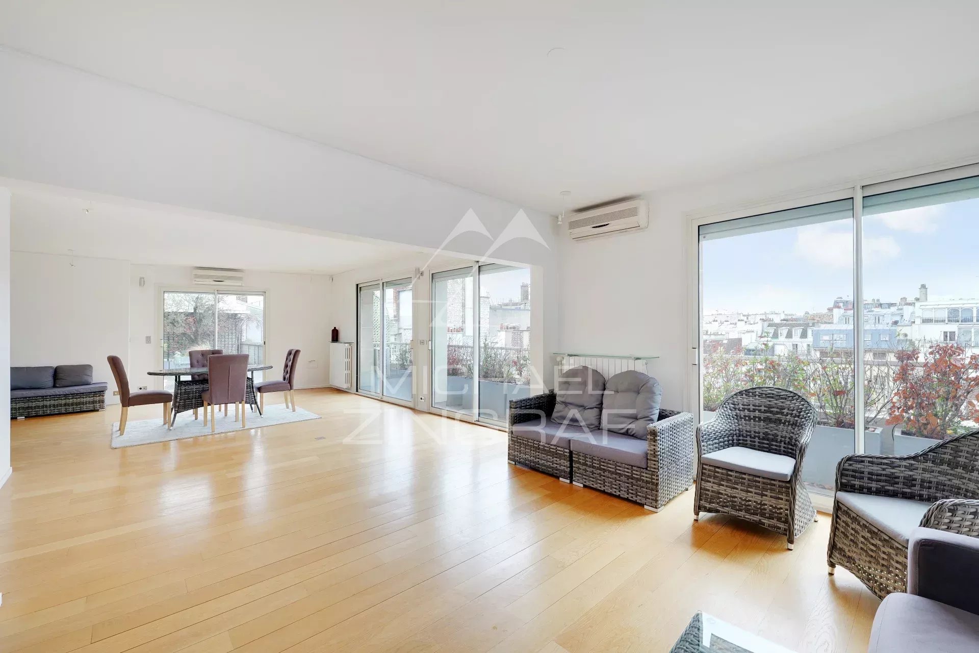 Appartement à vendre – Paris 6ème Appartement spacieux au dernier étage avec terrasse à Paris, lumineux et moderne.