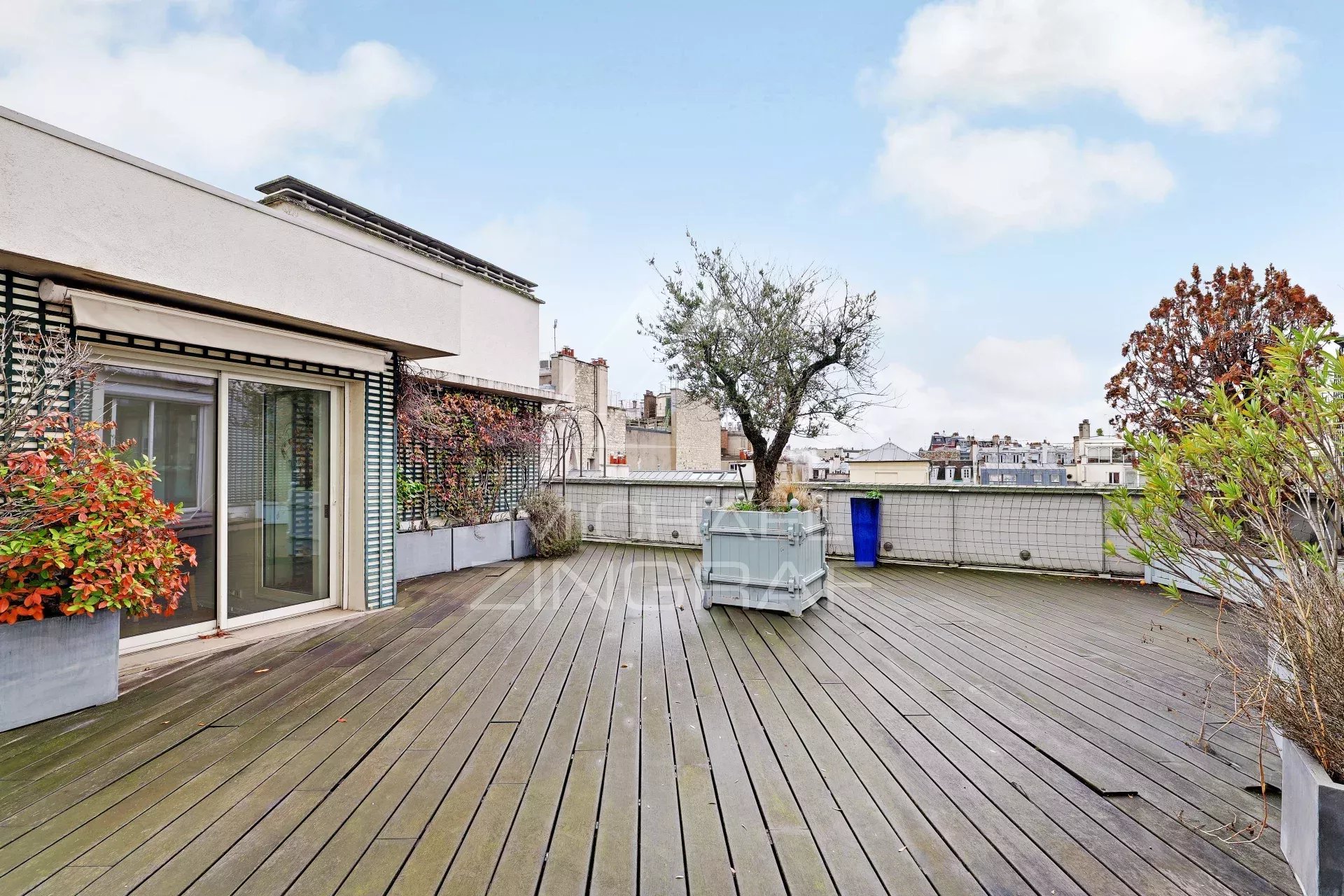 Terrasse d’appartement à Paris 6ème Terrasse spacieuse d'un appartement au dernier étage à Paris, avec vue sur les toits.