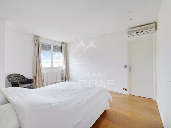 Chambre d'un appartement moderne avec lit et fenêtre, Paris 6ème.