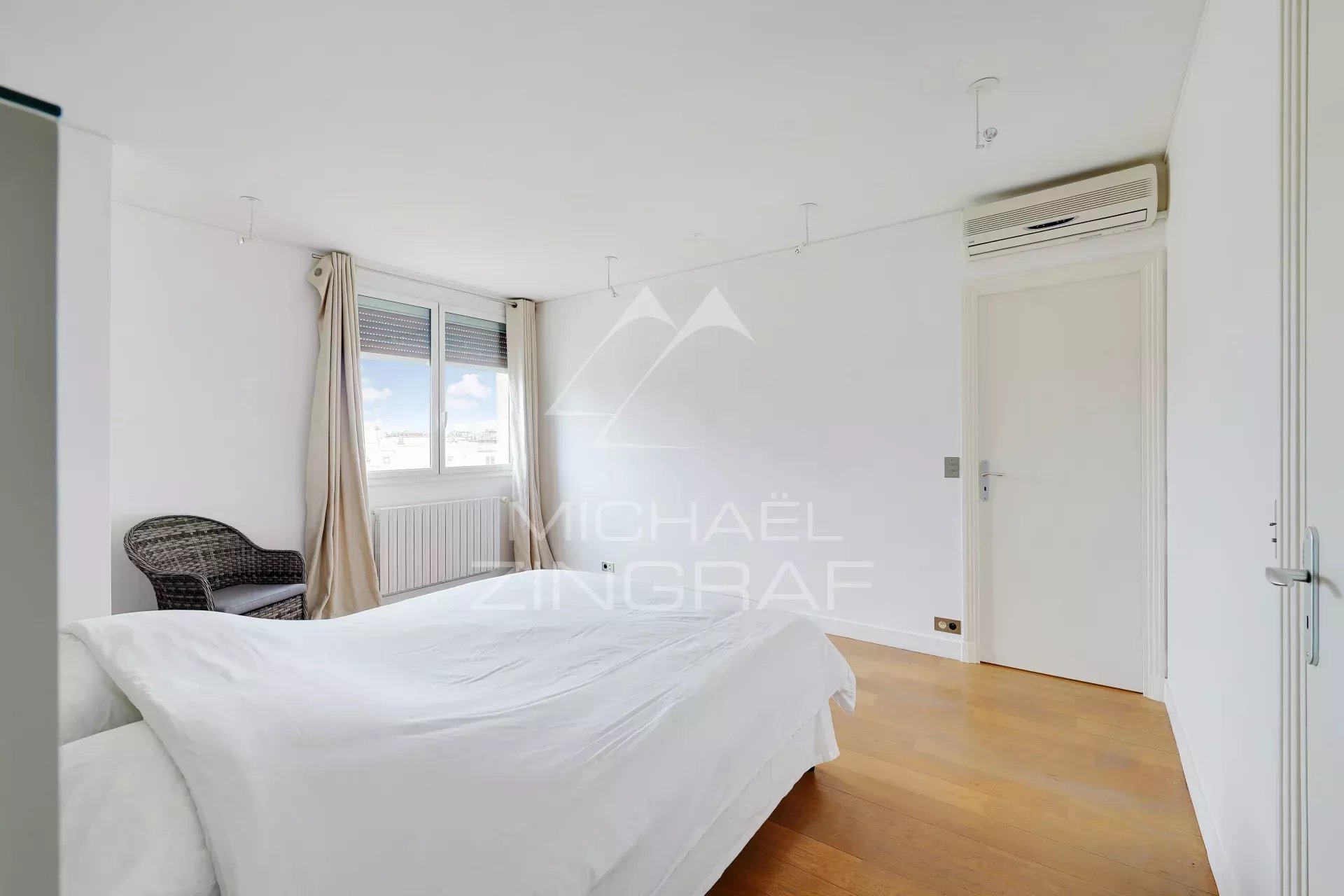 Chambre d’appartement à Paris 6ème Chambre d'un appartement moderne avec lit et fenêtre, Paris 6ème.