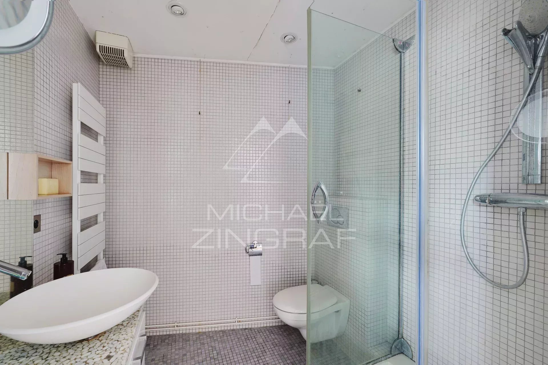 Salle de bain moderne à Paris Salle de bain moderne avec douche en verre et lavabo dans un appartement à Paris.