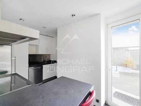 Cuisine moderne avec accès à une terrasse, appartement au dernier étage à Paris 6ème.