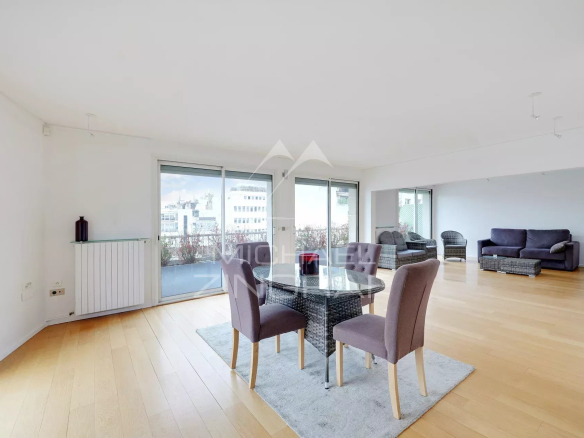 Intérieur d'un appartement moderne avec salle à manger et salon lumineux à Paris.
