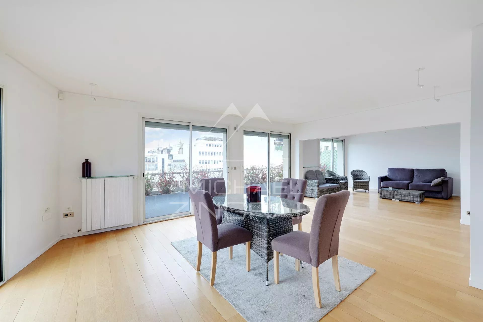 Appartement moderne à vendre à Paris 6ème Intérieur d'un appartement moderne avec salle à manger et salon lumineux à Paris.